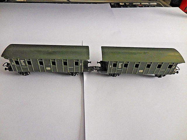 Lot de 2 anciens wagons voyageurs de train électrique fonctionnelles de1960
