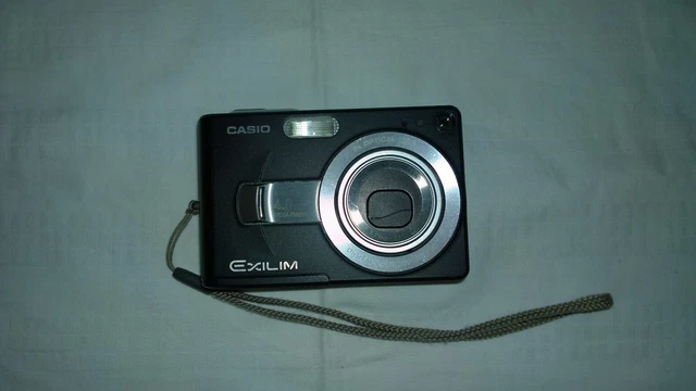Casio Exilim Ex-Z40 . 4 Megapixel , Pari Al Nuovo . Con Accessori .