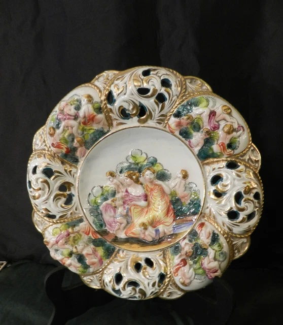 Plat porcelaine Italienne  signé Capodimonté