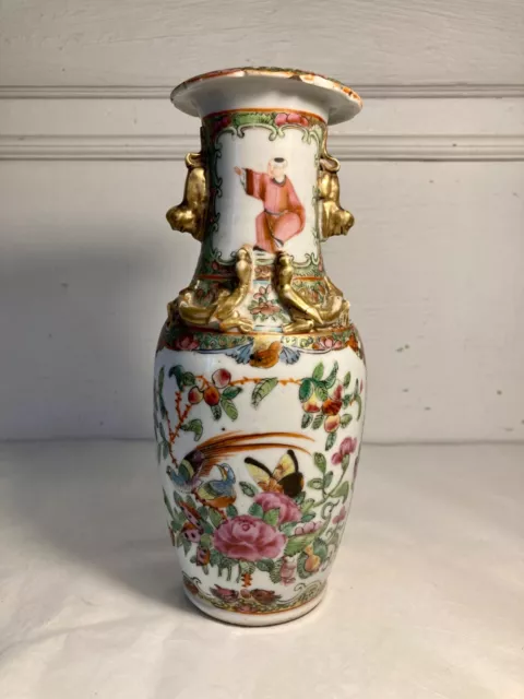 Joli vase en porcelaine de Canton décor polychrome scène animée. Chine. XIXeme