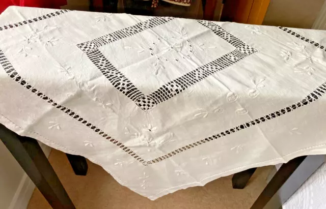 VICTORIAN WHITE LINEN TABLECLOTH~34" x 34"  DRAWN STITCH & EMBROIDERY DETAILS