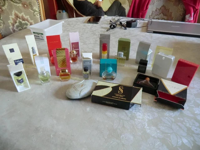 Lot n°D plusieurs parfums miniature avec boite