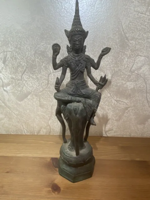 Estatua de bronce del dios hindú del Buda asiático antiguo de obra maestra....