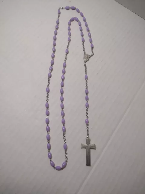 Rosario de colección púrpura claro con cuentas lila de 25" década de 1970 + collar cruz