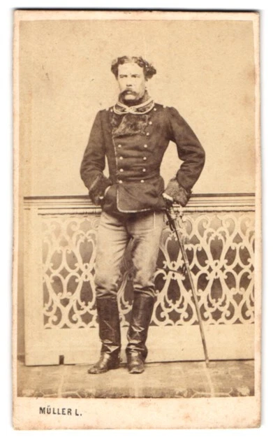 Fotografie Müller L., Debreczenben, Portrait russischer Soldat in Uniform mit F
