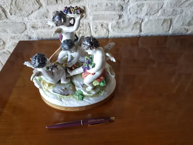 Grand Groupe Porcelaine Capodimonte Signe  Allegorie De Saison  4 Puttis Ailes