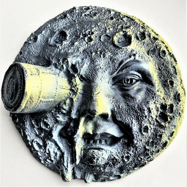Escultura de pared de 9" ""Hombre en la luna"", un homenaje estilo máscara al genio cinematográfico