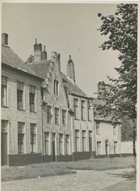 Belgique, Bruges dans le Beguinage Vintage Print Tirage argentique  17x22