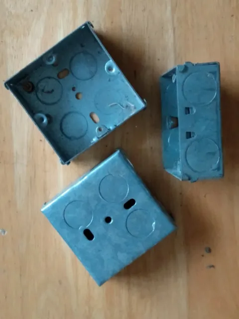 3 cajas traseras de metal de una sola banda para enchufes de pared. Aprox. 70 x 70 x 27 mm.