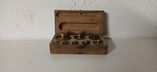 alte Gewichte für Waage /  Holzkasten