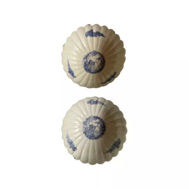 Dos cuencos de cáscara de huevo del siglo XIX Kakiemon de cerámica japonesa