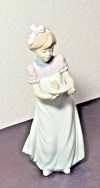 LLADRO Porcelain Figure HAPPY BIRTHDAY -  Girl with Cake - #5429