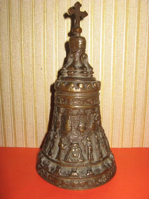 Única vasija de iglesia medieval de bronce con figuras y ornamentos de los...