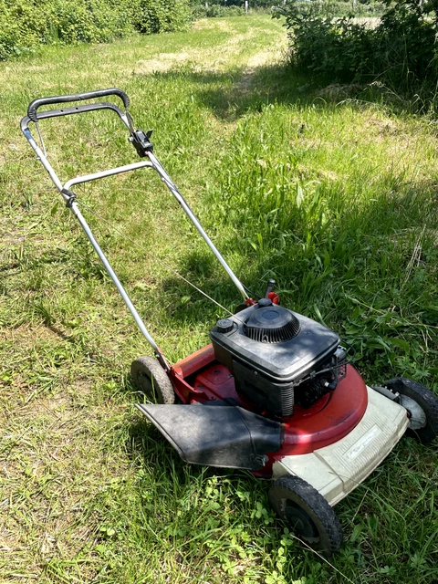 Benzin Rasenmäher MTD mit starken 4 - Takt Briggs&Stratton Motor Seitenauswurf