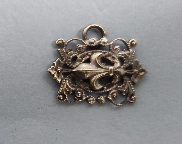 Pendentif Vintage Personnage Et Fleur De Lys - Bijou Ancien - Occasion