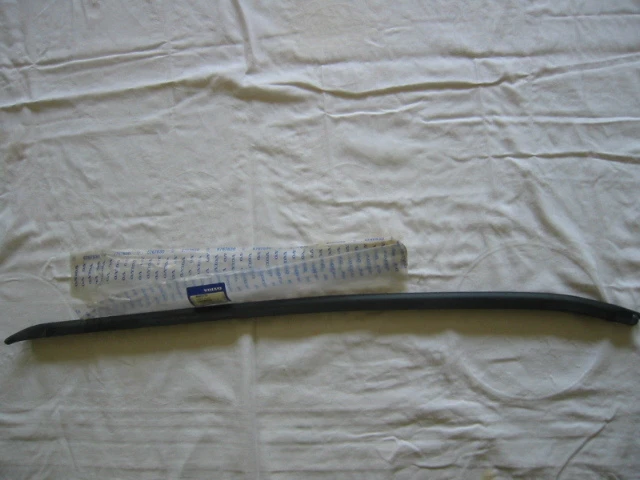 ORIGINAL VOLVO WINDOW guide - driver's door S60/V70 *30779288* £58.54 ...