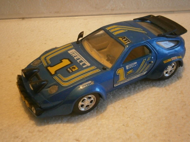 The French family globetrotting in a Porsche 928 - Media