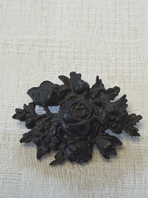 Broche Ancienne De Deuil En Bakélite Noire Gravée Avec Jais Français | Étoile Vintage