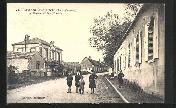 CPA Villefranche-Saint-Phal, La Mairie et les Ecoles 1918