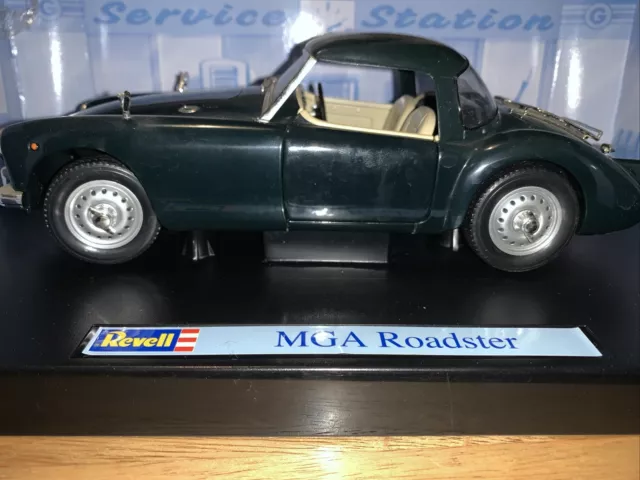 Revell 1/18 Scale Diecast 08443 - MG MGA Roadster Hardtop - Green