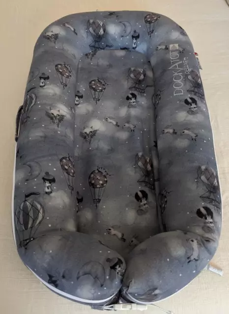 Dockatot Deluxe Plus Mrs. Mighetto Night Night Print Bedside Baby Lounger EUC