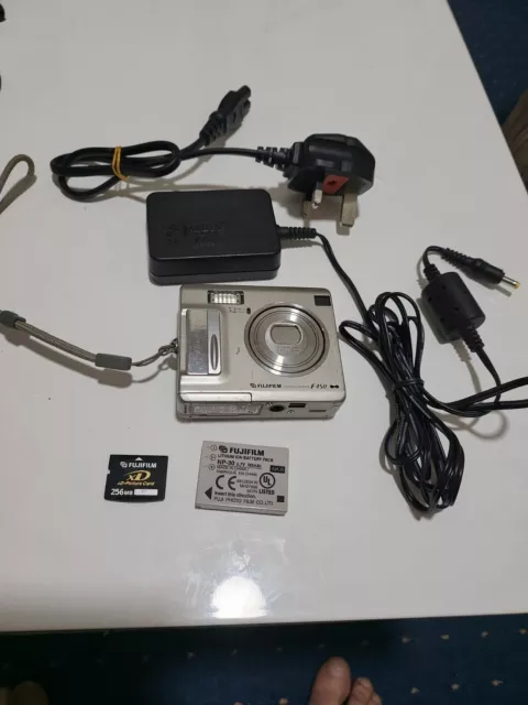 Fujifilm Finepix F450 Digital Camera, Docking Station and Leads