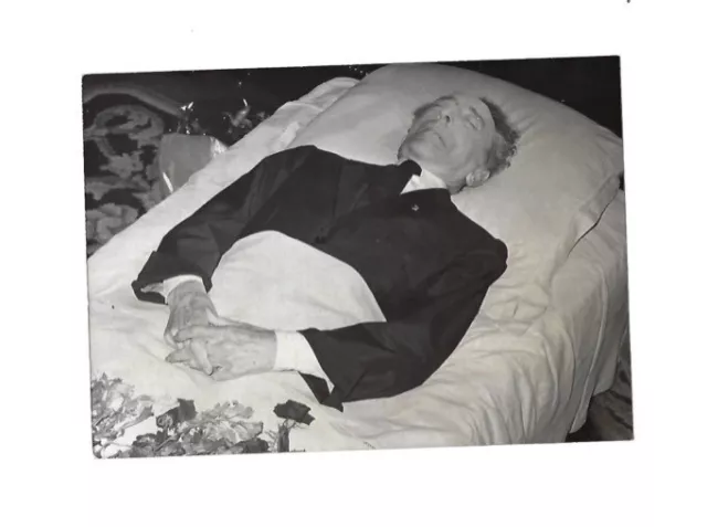 Photo argentique de Jean COCTEAU sur son lit de mort (tampon KEYSTONE)