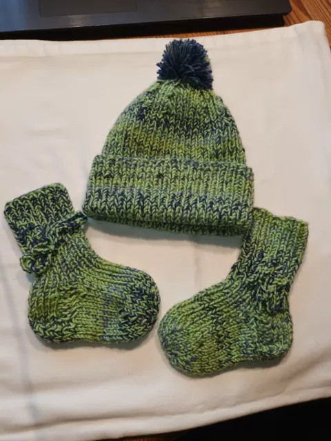 Schöne Baby-Mütze ohne Naht mit Socken,selbst gestrickt ,für Alter 9- 12  Monate