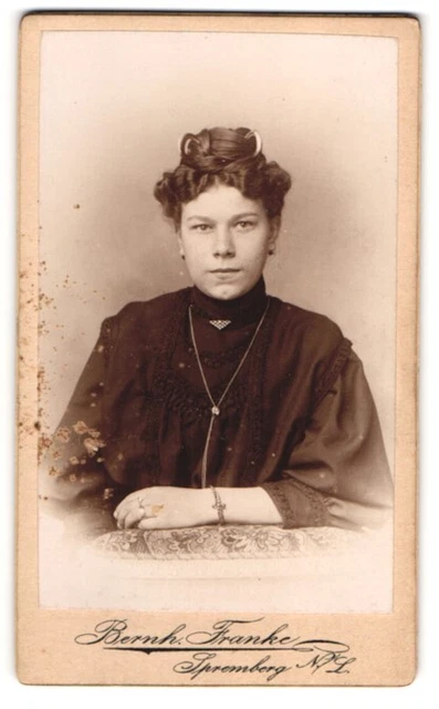 Fotografie Bernhard Franke, Spremberg /N.-L., Junge Dame mit Hochsteckfrisur