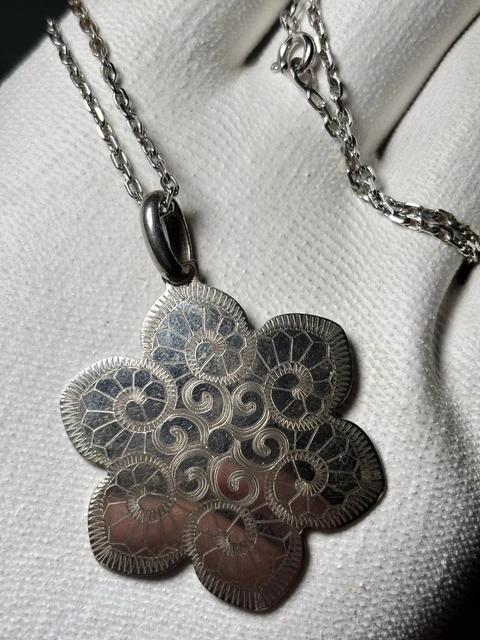 Collier Pendentif Pilgrim - Fleur En Émail Vert Sur Métal Argenté - Design Danois - Occasion Bon État