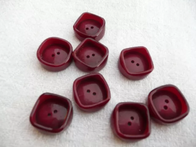 8 boutons anciens  en  plastique rouge