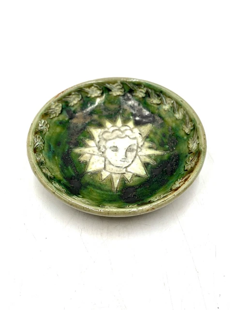 Assiette Creuse verte GRÈS DE LA BORNE SIGNÉ ROZAY personnage