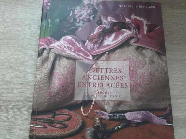 Lettres Entrelacées Au Point De Croix - Le Carrousel du Livre