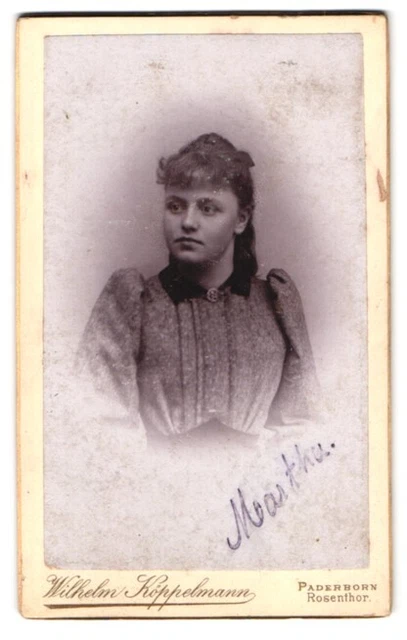 Fotografie Wilhelm Köppelmann, Paderborn, Rosenthor, Junge Frau in Kleid mit Br