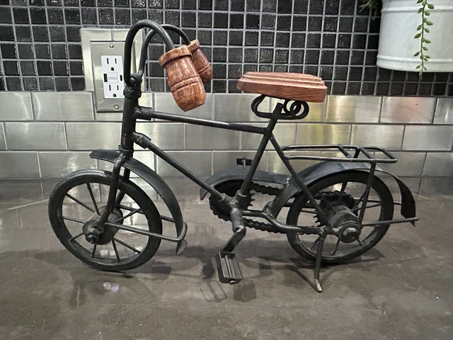 Vieux vélo antique de poignée de bois de pompe d'air - France