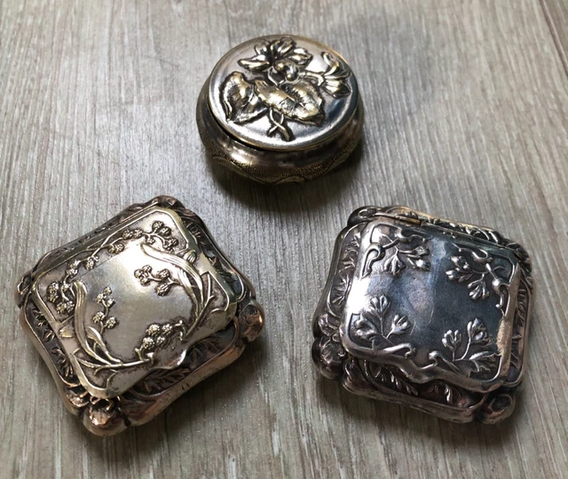 Petite Boîte à Pilules Ancienne En Argent - Décor Floral - 31 X 27 X 12 Mm