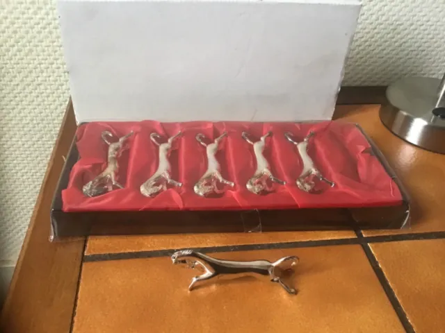 6 Porte couteau en metal argente dans leurs boite d’origine
