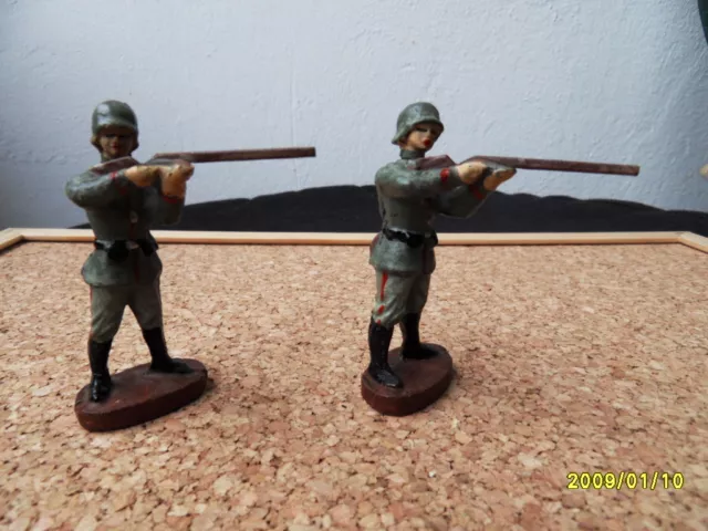 Lineol, Elastolin, Hauser Massefigur   7,5 cm Soldaten mit Gewehr schiessend