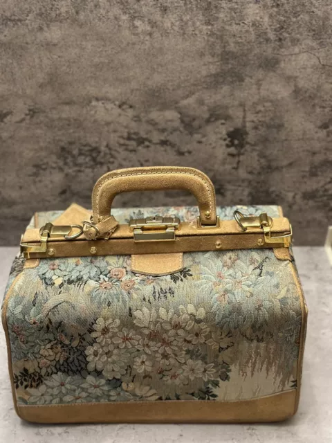 VINTAGE FRENCH LUGGAGE CO COUNTRYSIDE WITH UNICORN SUEDE TAPESTRY 25  PULLMAN