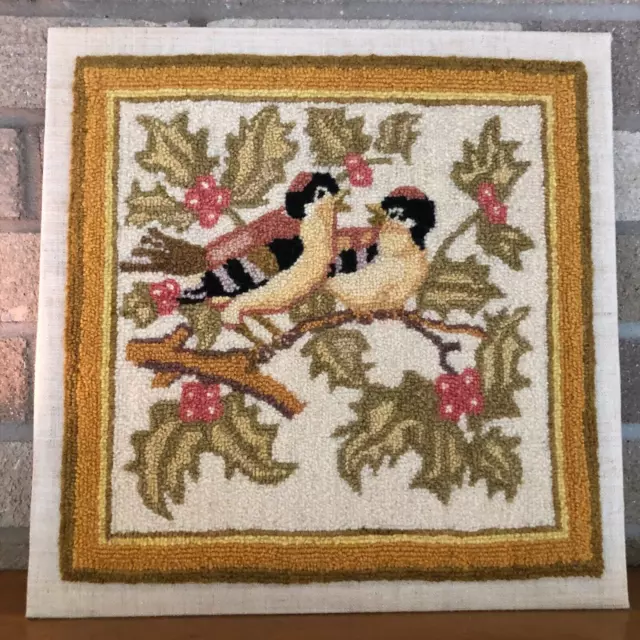"Bordado con aguja perforadora enmarcada 1972 pinzón pájaros y acebo 13"