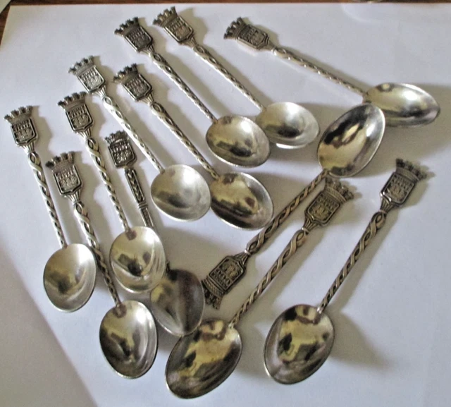 Lot De 12 Cuillères Anciennes De Collection - Thème Villes - Déco Vintage