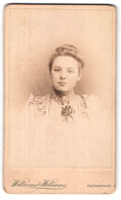 Fotografie Williams & Williams, Cardiff, 53 Queen Street, hübsche junge Dame im