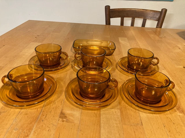 Lot 6 tasses et sous tasses coordonnées à café ou à thé en opaline Arc