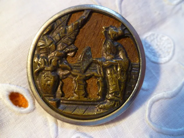 Bouton ancien metal décor japonisant sur fond marqueté 34 mm antique button