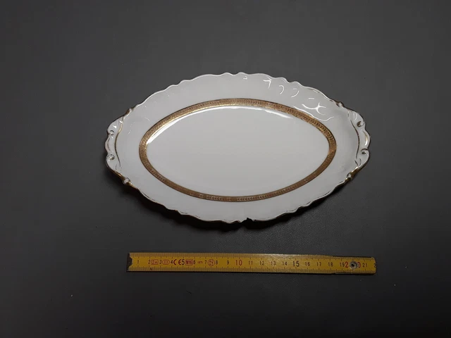 Plat oval ancien à bord chantouré en porcelaine de Limoges blanche