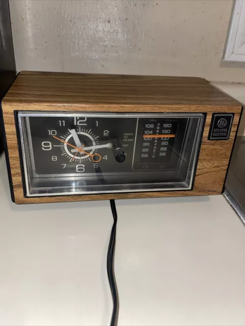 Vintage GE General Electric Clock Radio 7-4553D