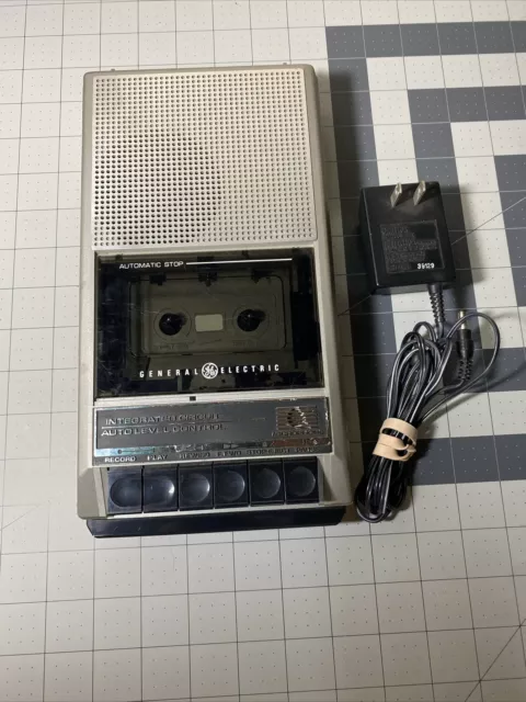 General Electric 3-5016D Cassette Tape Recorder. AC/DC Operation.
