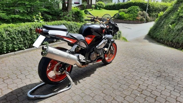 Aprilia Tuono 1000 RP 3