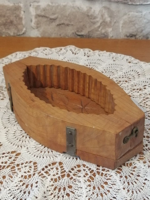 Plat Ou Pot Ancien Avec Couvercle En Bois Sculpté Motif Arbre - Objet De Décoration Vintage, Occasion