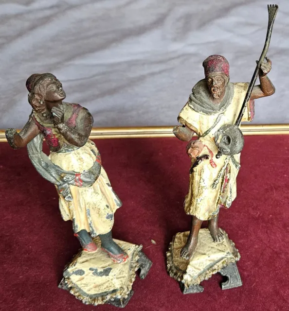 Statuettes orientalistes : Couple de musiciens Régule peint - Manques, en l'état